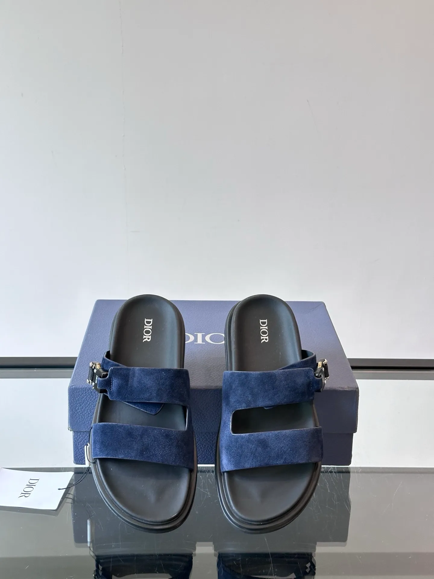 Factory price: 300💰Dior Aqua men's sandals and slippers. Showcasing Dior haute couture design. The Dior gray suede strap is accented with an aluminum Dior buckle for added style. Paired with a comfortable tonal notch sole, they pair easily with shorts or jeans for a sophisticated look. Main body: suede cow leather, technical fabric lining: cow leather, with adjustable straps, aluminum Dior buckle, Dior gray EVA insole, tonal notch rubber outsole splicing structure👌👌 size: 38-44 (45.46 customized)